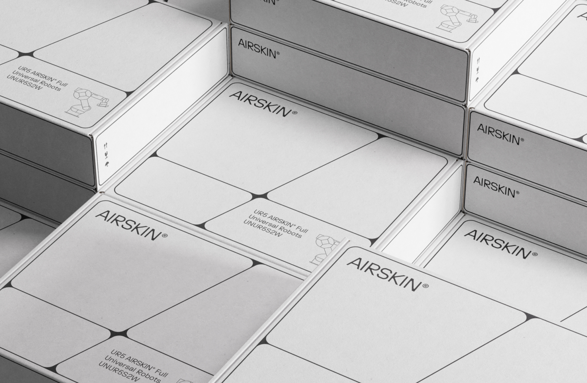 Weiße AIRSKIN® Boxen sind ordentlich gestapelt, mit Produktnamen und Robotergrafiken.