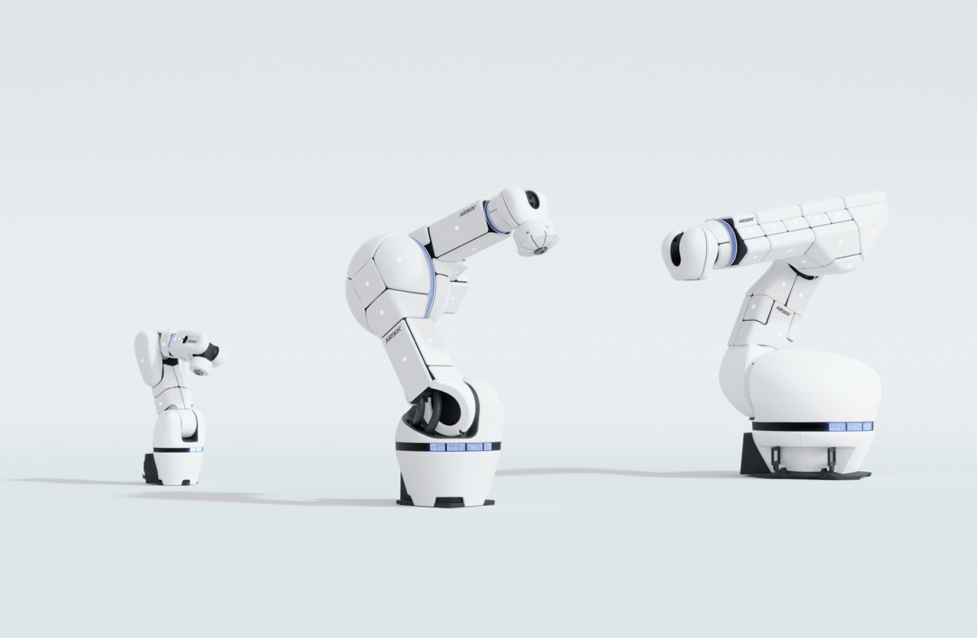 Drei weiße Roboterarme auf einem weißen Hintergrund.