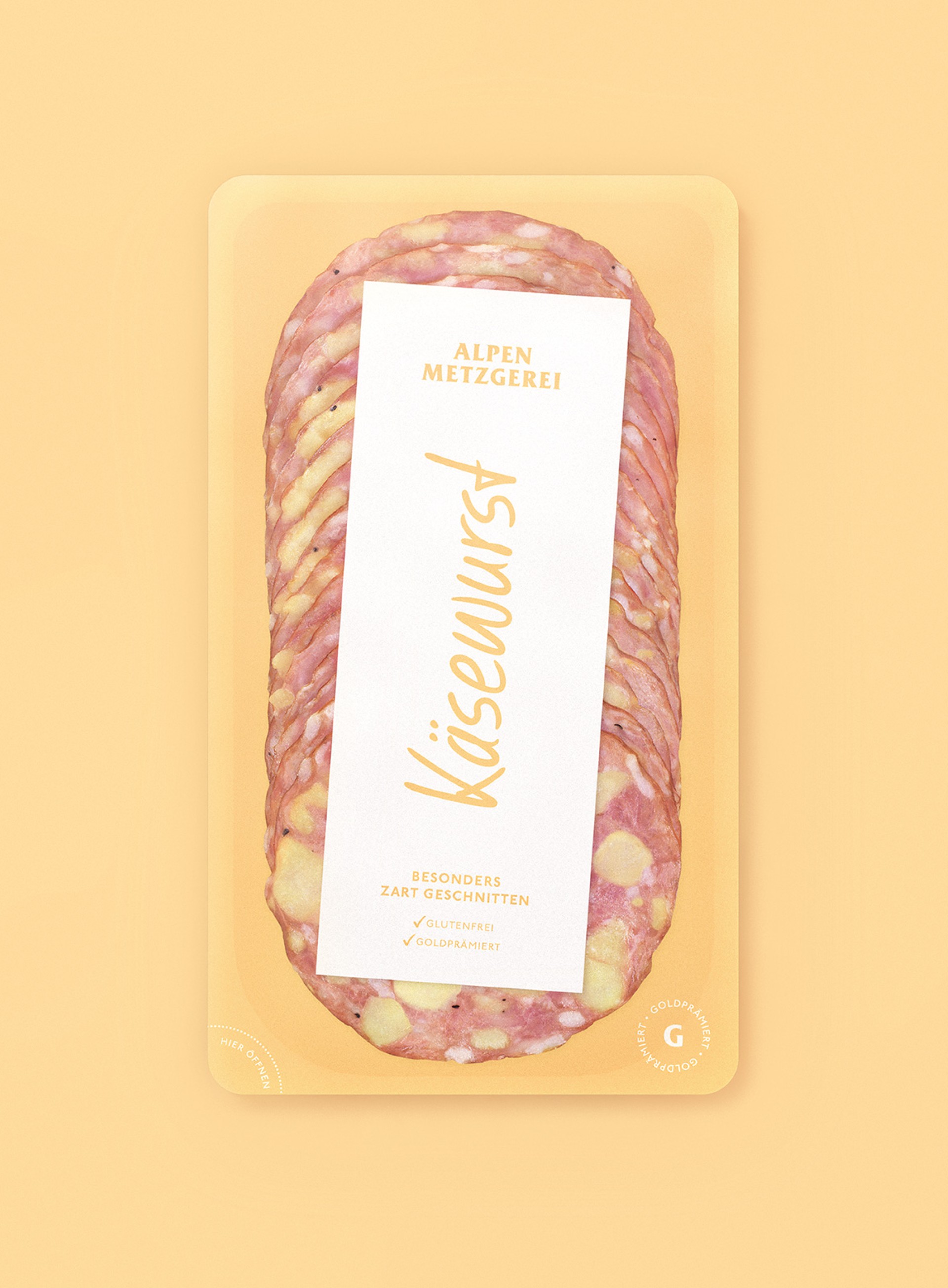 Eine Packung Alpen Metzgerei Käsewurst, in Scheiben geschnitten und mit Etikett. Auf gelbem Hintergrund.