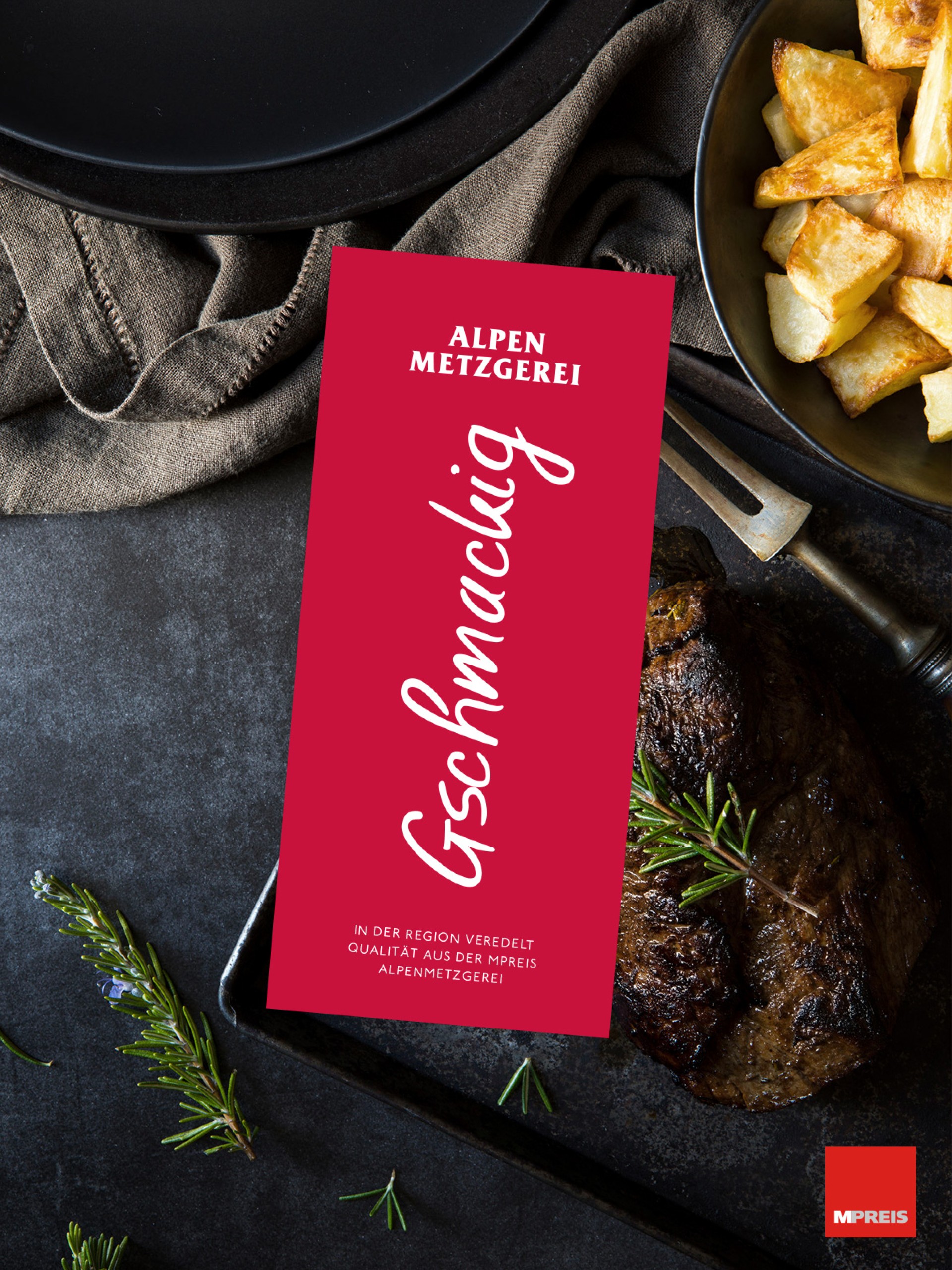 Nahaufnahme von Essen mit Menü von Alpenmetzgerei, Text: "Gschmackig".