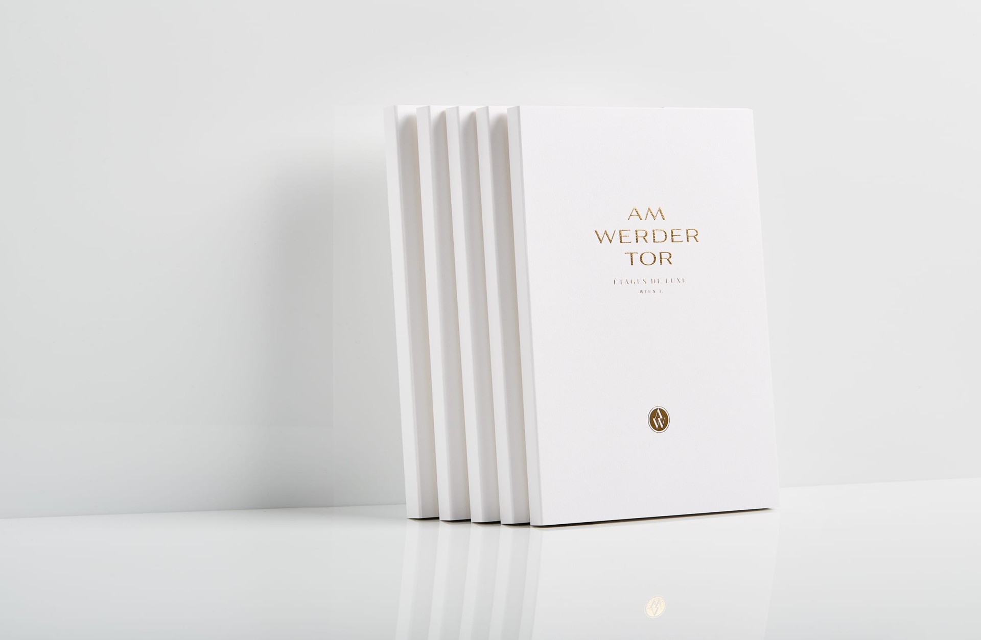 allea_group_am_werder_tor_bücher_stehend