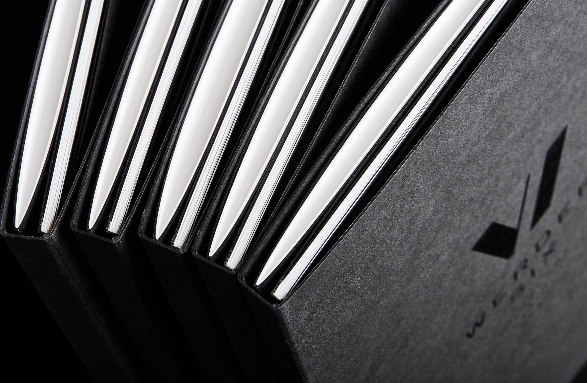 allea_group_am_werder_tor_bücher_details_oben