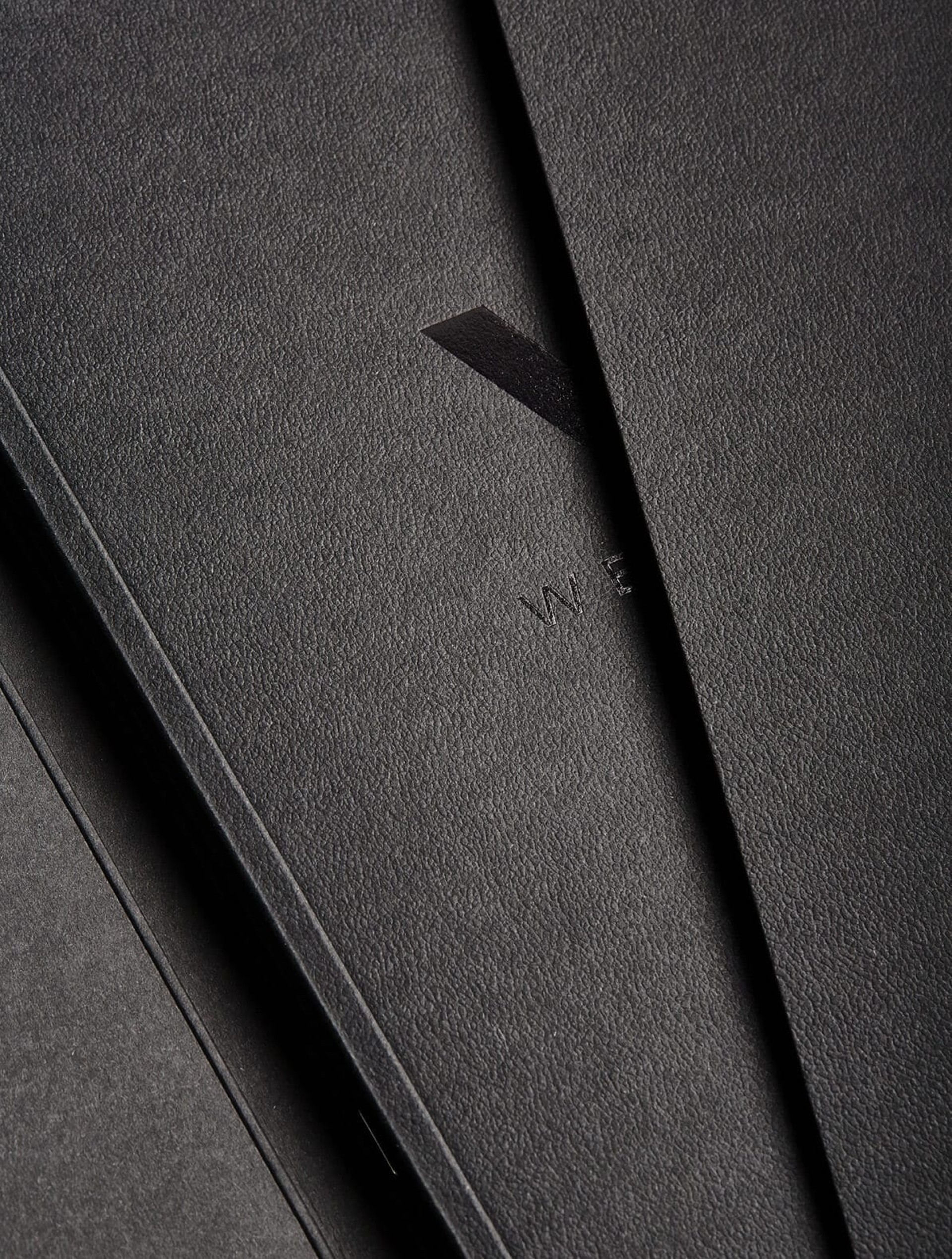 allea_group_am_werder_tor_bücher_dunkel_details