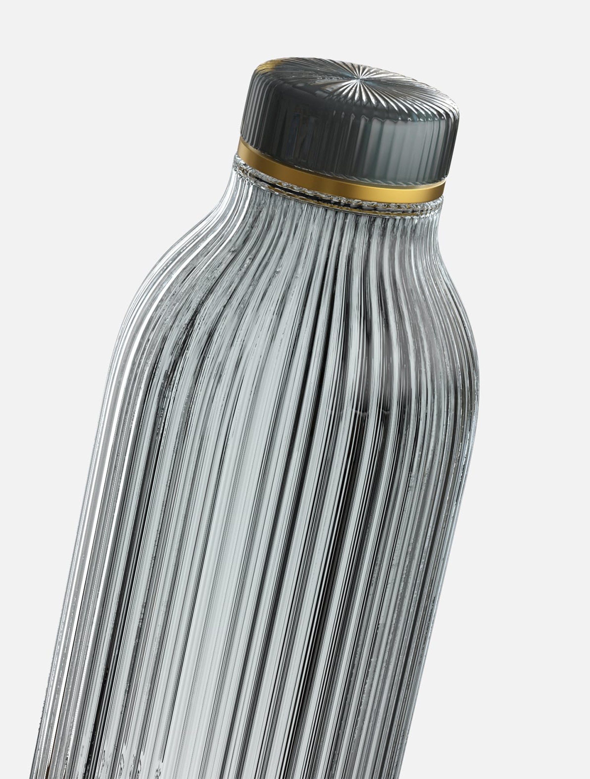 Detailaufnahme einer geriffelten Wasserflasche mit silberner Kappe und goldenem Band.