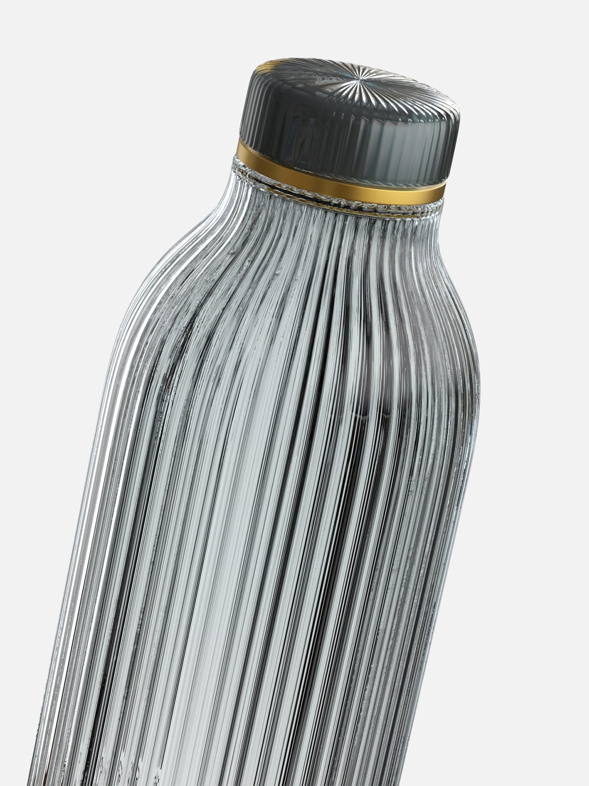 Detailaufnahme einer geriffelten Wasserflasche mit silberner Kappe und goldenem Band.