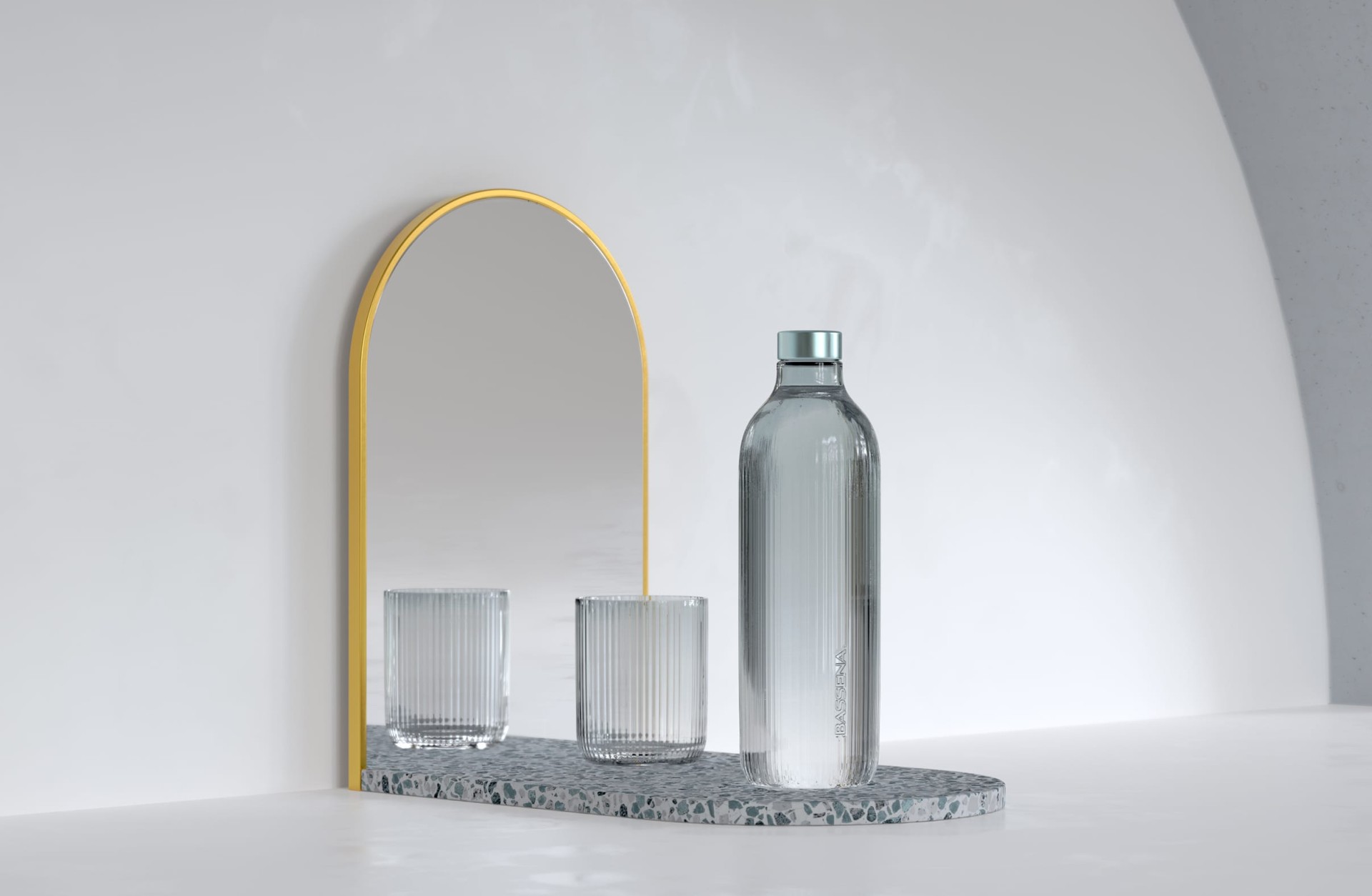 Ein minimalistisches Stillleben mit einer Flasche Wasser, zwei Gläsern und einem Spiegel.