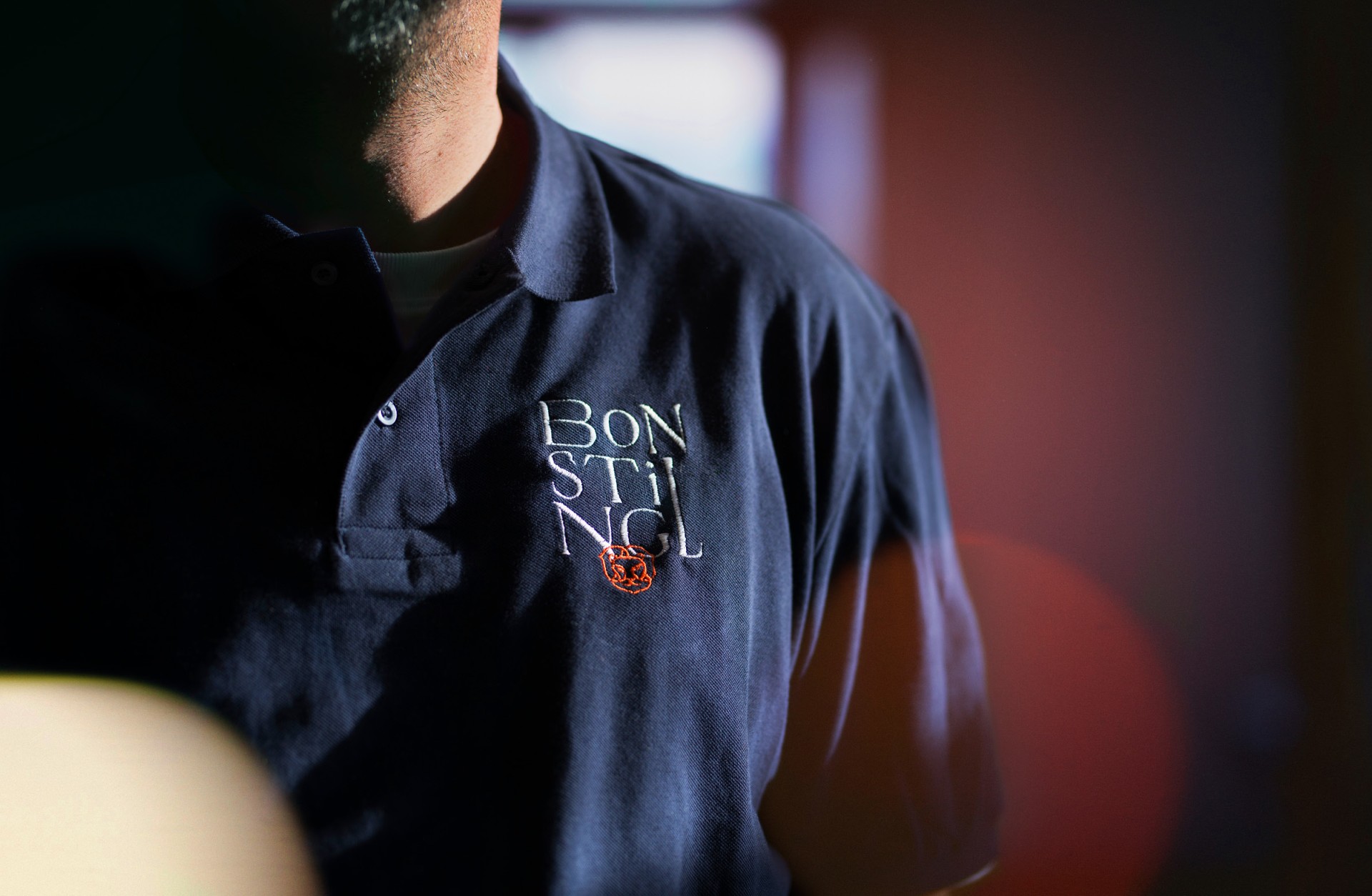 bonstingl_moodley_branding_logo_shirt