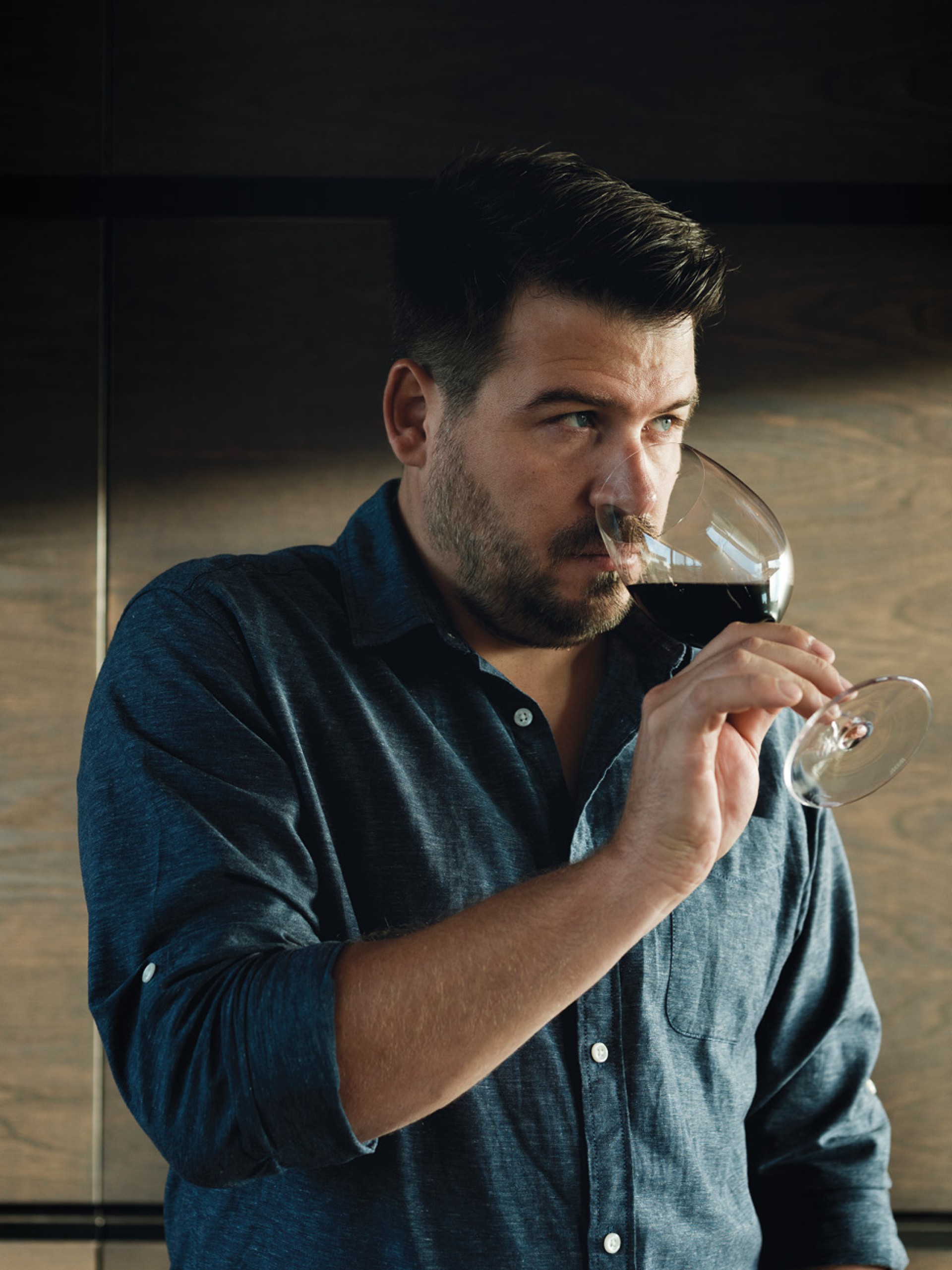hannes_reeh_branding_gründer_trinkt_wein