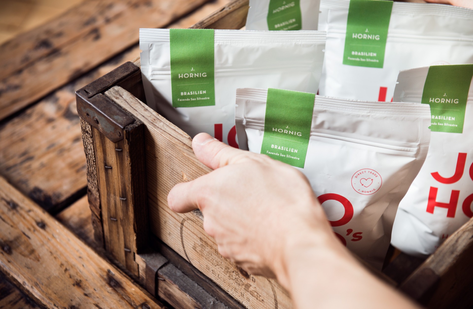 JOHO´s_moodley_branding_kaffeepackungen_kiste