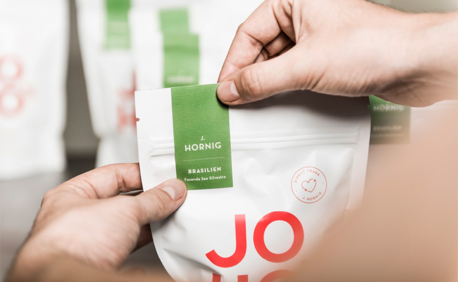 JOHO´s_moodley_branding_kaffeepackung_hand