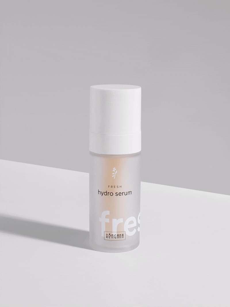 Eine durchscheinende Flasche RÅNGANA FRESH Hydro Serum mit weißem Deckel auf weißer Oberfläche.