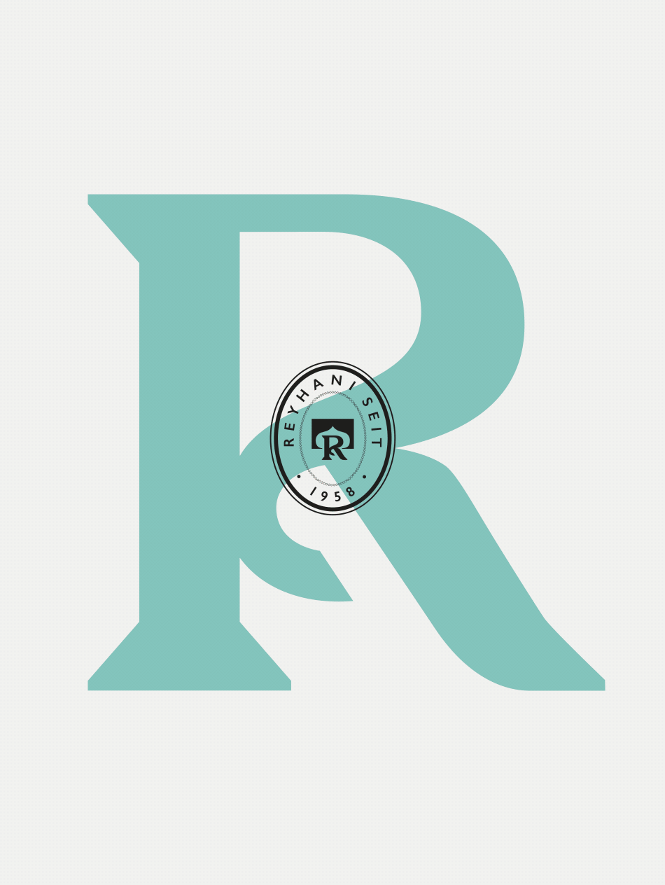 Hellblauer Buchstabe R mit dem Logo von Reyhani Seit 1958 in der Mitte, auf einem hellgrauen Hintergrund.
