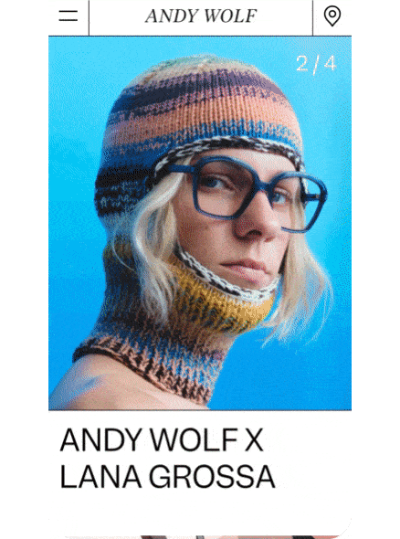 Porträt eines Models mit gestrickter Andy Wolf Mütze, Lana Grossa, blauen Brillen vor blauem Hintergrund.