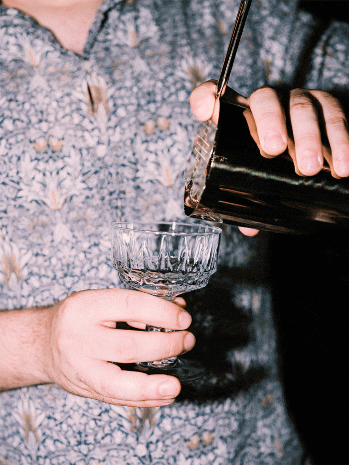 david_gölles_moodley_branding_gif_getränk_wird_in_glas_geschüttet