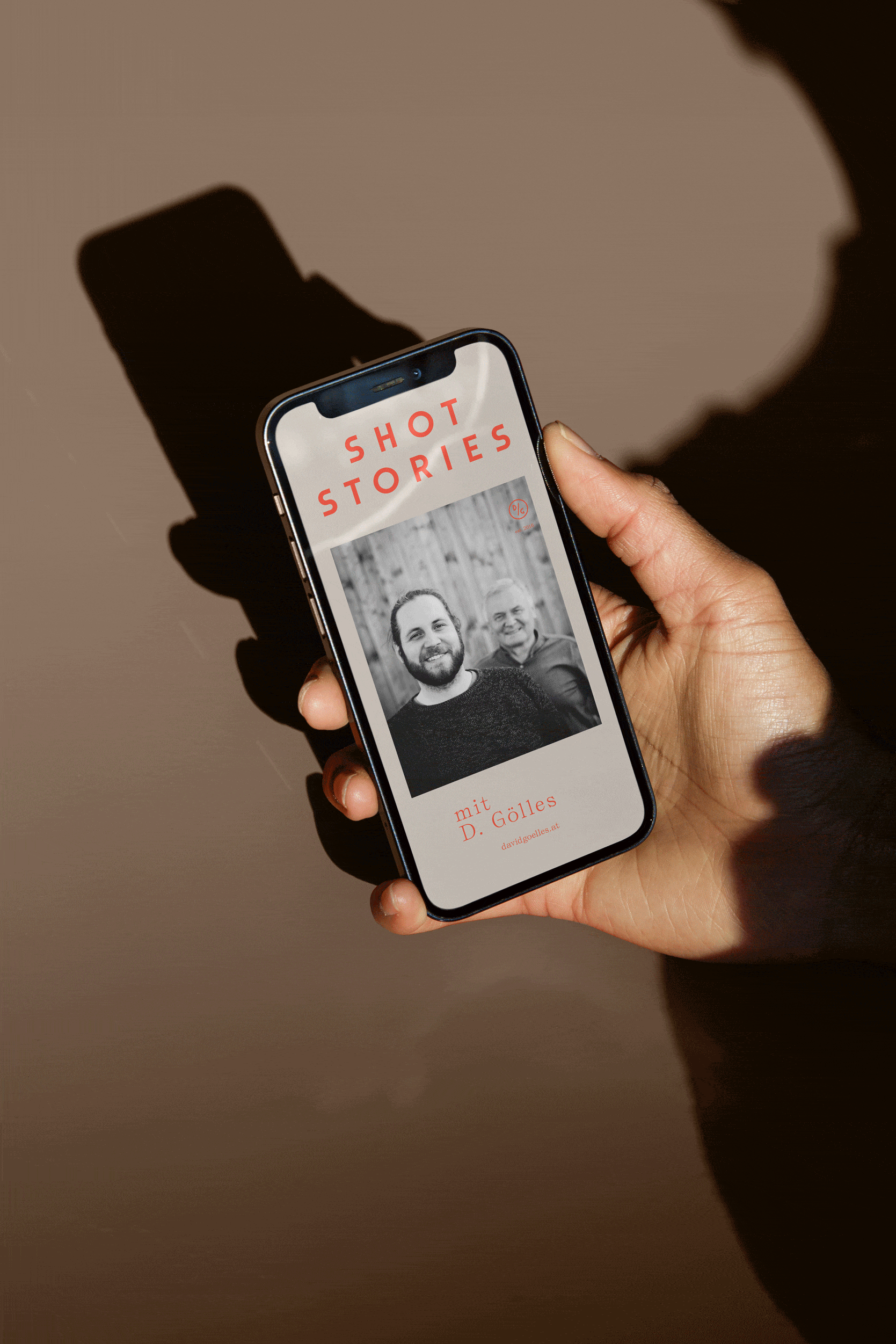 david_gölles_moodley_branding_hand_mit_smartphone_gif_short_stories
