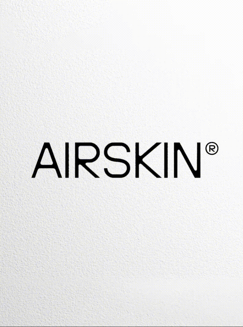 AIRSKIN® in schwarzer Schrift auf strukturiertem, weißem Hintergrund.
